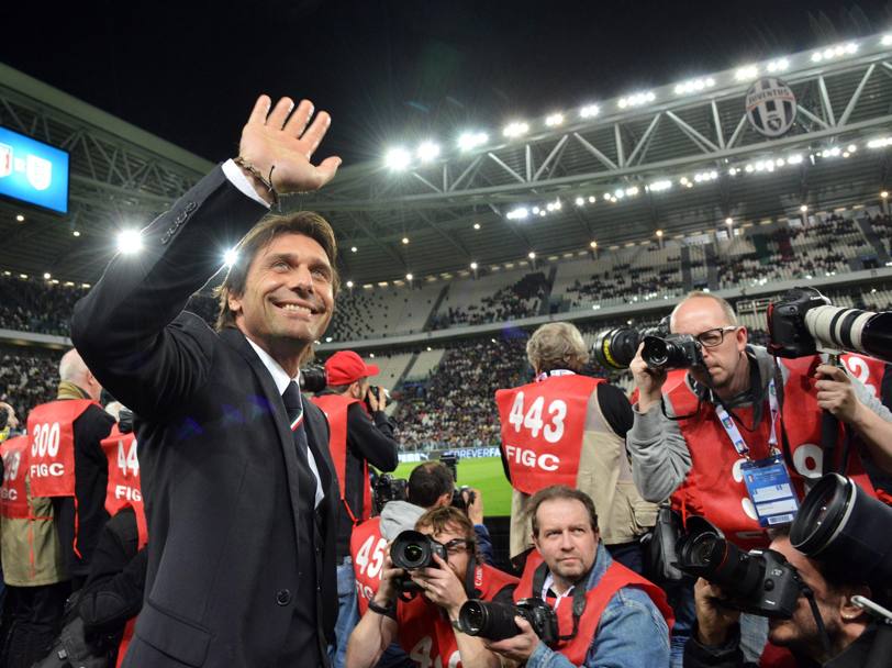 Sorrisi ed ovazioni per il ritorno di Antonio Conte allo Juventus Stadium, la sua casa per tre memorabili stagioni da tecnico bianconero. Ansa